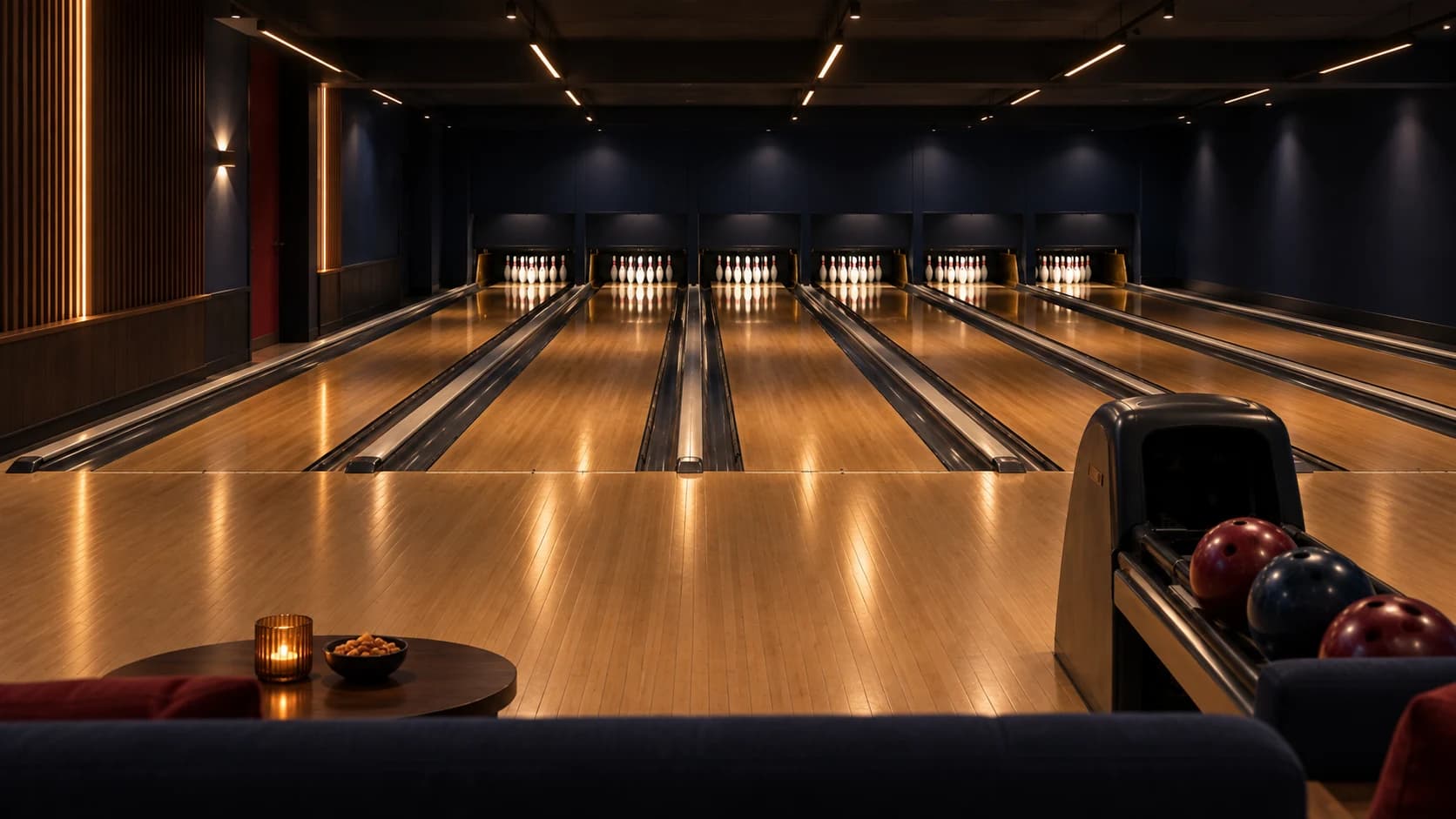 Sfeerbeeld van bowlingbanen met warm licht en zitjes vóór de banen